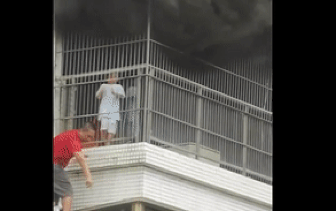 Nghẹt thở phút giải cứu bé trai mắc kẹt trong 'chuồng cọp' của ngôi nhà bốc cháy Ảnh 2