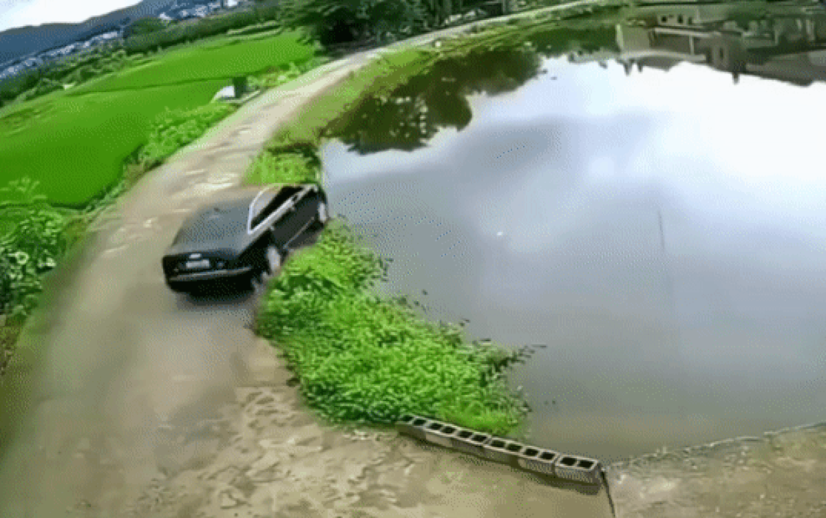 Lái xe vào khúc cua với tốc độ cao, tài xế nhận hậu quả nhớ đời Ảnh 2