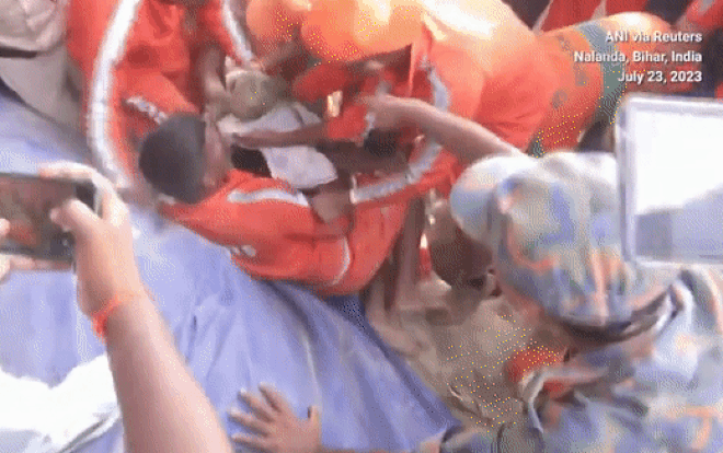 Vỡ òa khoảnh khắc cứu cậu bé rơi xuống giếng sau 8 giờ chạy đua với 'tử thần' Ảnh 2