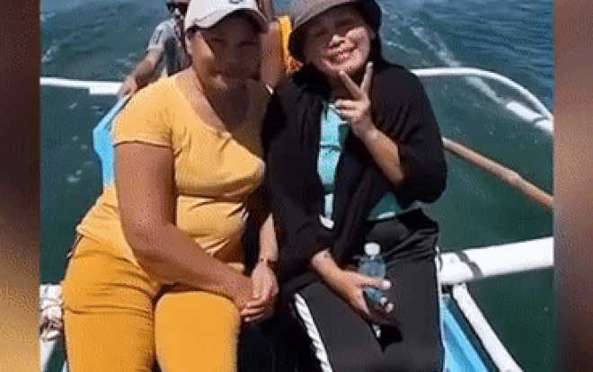 Đang chụp ảnh đi thuyền, bác gái chợt tắt nụ cười khi gặp 'cướp biển' chính hiệu Ảnh 2