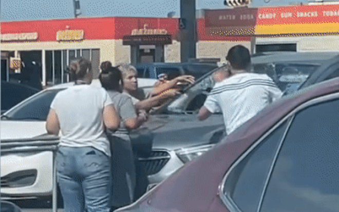 Người đàn ông đập nát kính chắn gió giải cứu bé trai bị bỏ quên trong ôtô nóng Ảnh 2