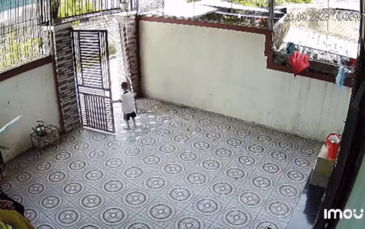 Chạy ra đóng cửa cổng giúp mẹ, bé trai gặp tai nạn bất ngờ khiến nhiều người thót tim Ảnh 2