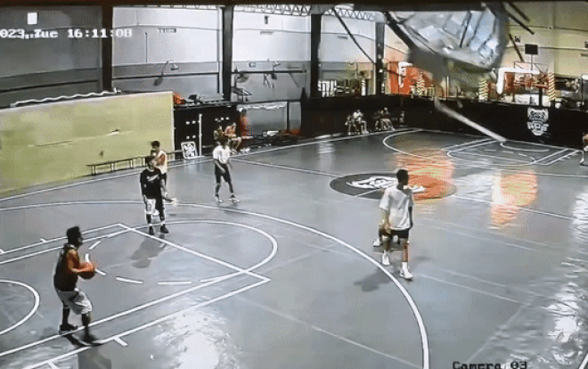 Mái phòng tập bất ngờ đổ sập, cầu thủ hoảng sợ tháo chạy Ảnh 2