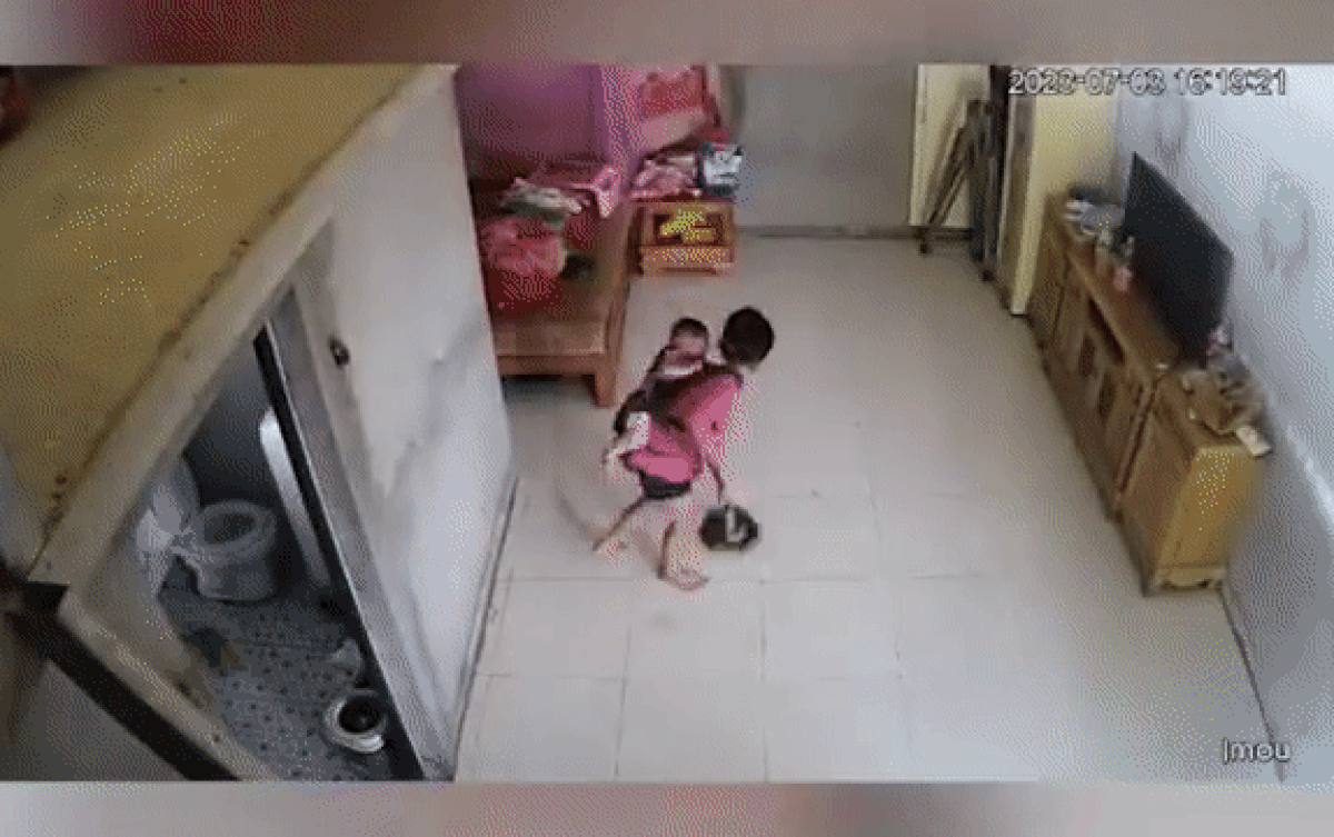 Nhờ cháu gái trông con nhỏ, cậu mợ bất ngờ khi kiểm tra camera Ảnh 2