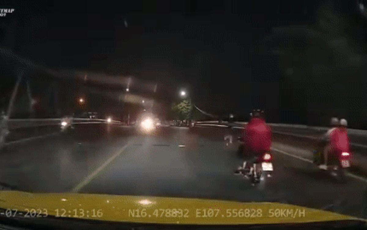 Ô tô tông trúng chiếc xe máy dựng giữa đường, dân mạng tìm ra nguyên nhân đằng sau Ảnh 2