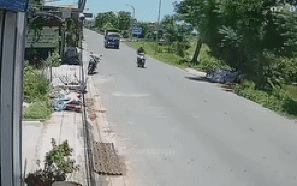Người đàn ông dừng xe máy đột ngột giữa đường vì thấy của rơi và cái kết Ảnh 2