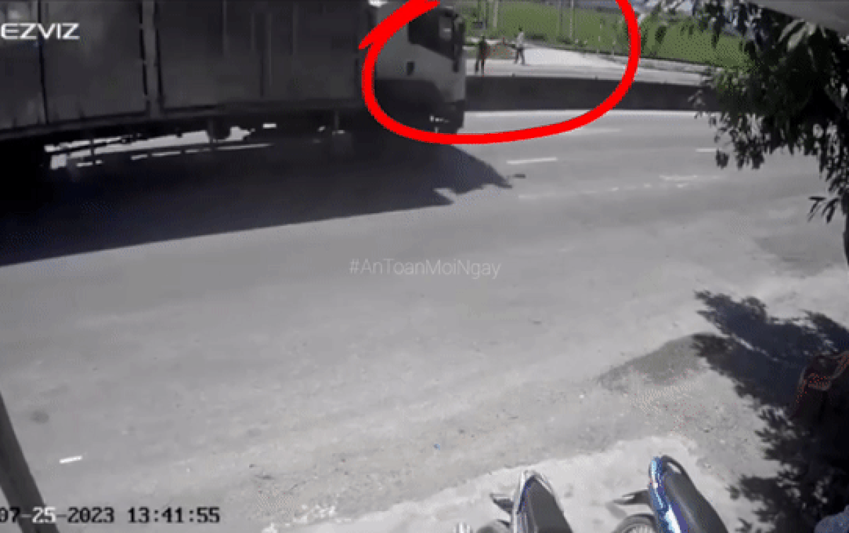 Tàu lửa đang đến vẫn cố tình vượt đường ray, người phụ nữ suýt gặp họa Ảnh 2