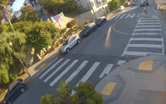 Ôtô lao như bay xuống dốc rồi lật ngửa, diễn biến sau đó càng kinh ngạc Ảnh 2