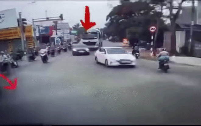 3 mẹ con tạt đầu xe bồn, tài xế ôtô có pha xử lý khiến tất cả 'nín thở' theo dõi Ảnh 2