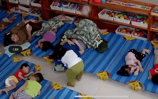 Đang ngủ bé gái đứng phắt dậy làm hành động kỳ quái, lý do khiến ai cũng bất ngờ Ảnh 2