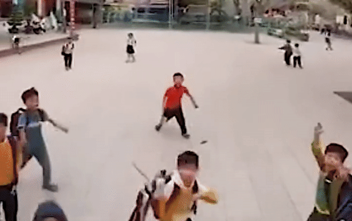 Nam sinh tung đòn 'hiểm' khi phát hiện máy bay lượn trong sân trường Ảnh 2