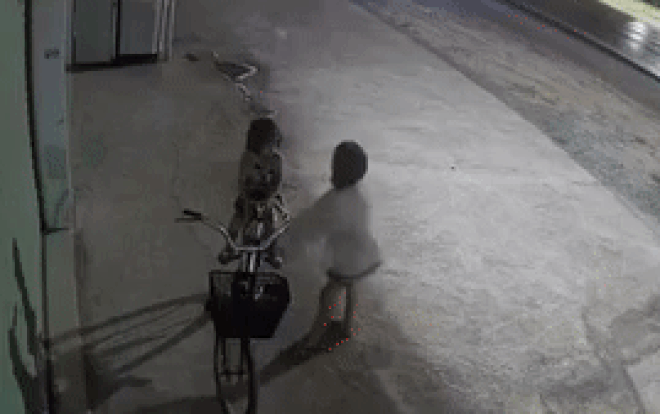 Camera phát cảnh báo 'người lạ', chủ nhà mở ra xem liền nghẹn ngào Ảnh 2