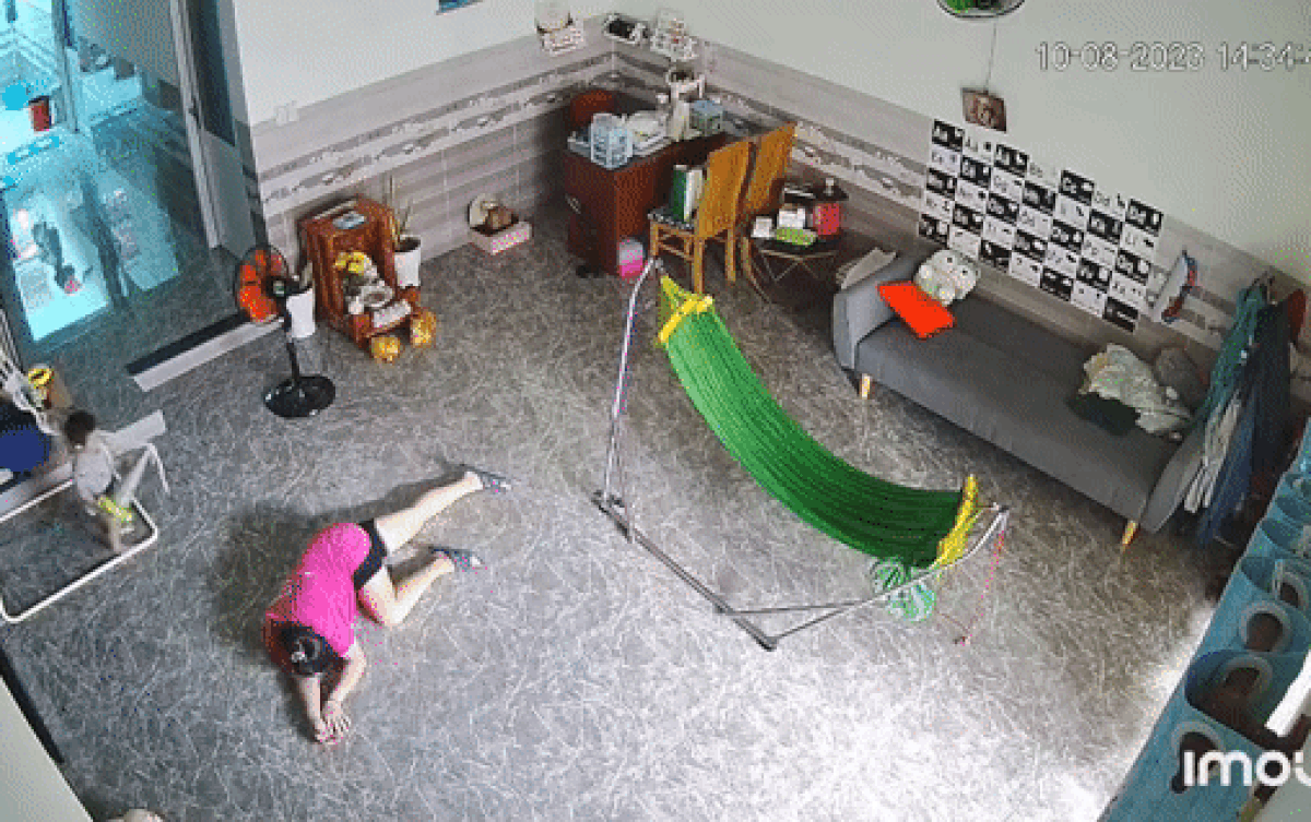 Giả ngất xỉu để thử lòng con trai nhỏ, mẹ nhận cái kết khiến ai cũng bật cười Ảnh 2