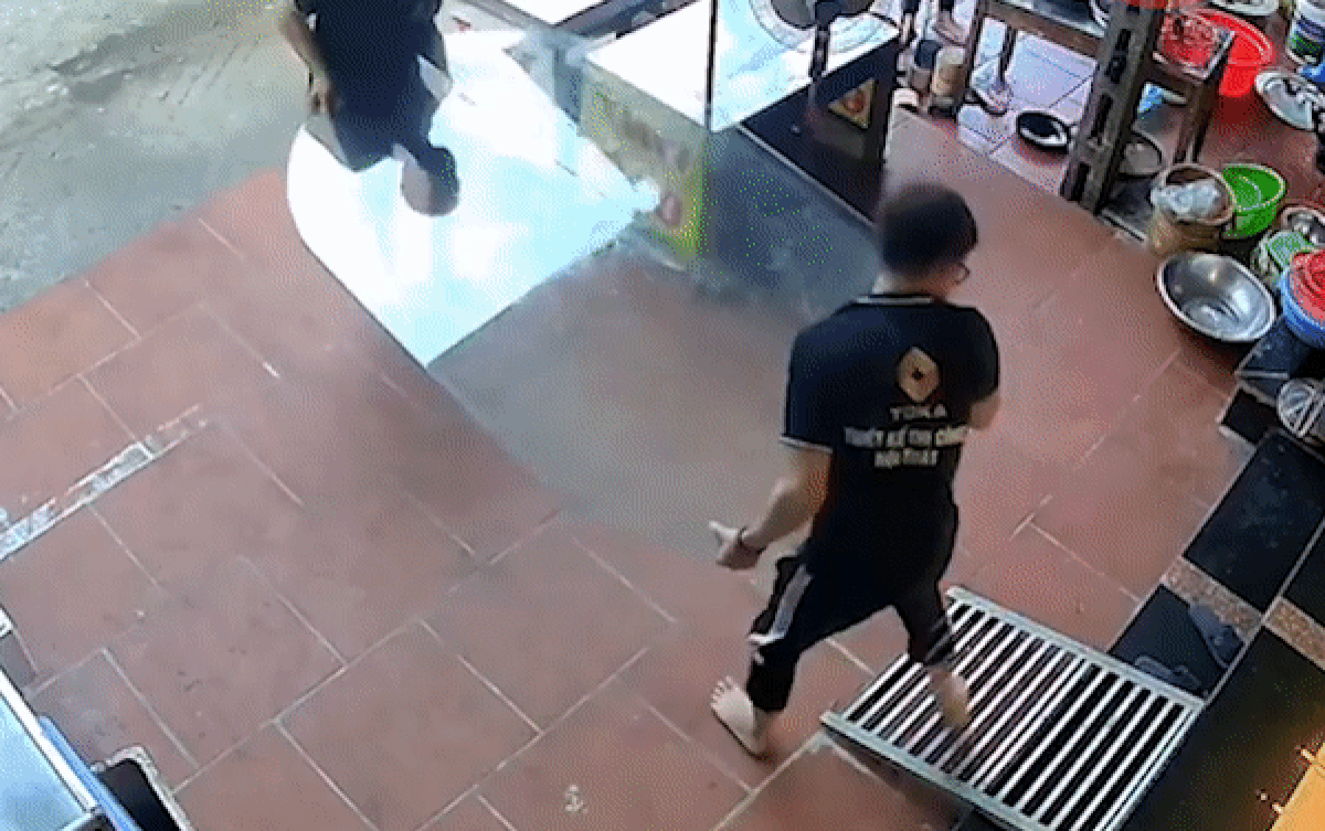 2 thanh niên đứng hình khi tấm kính vỡ toang, dân tình chỉ ra điểm sai chí mạng Ảnh 2