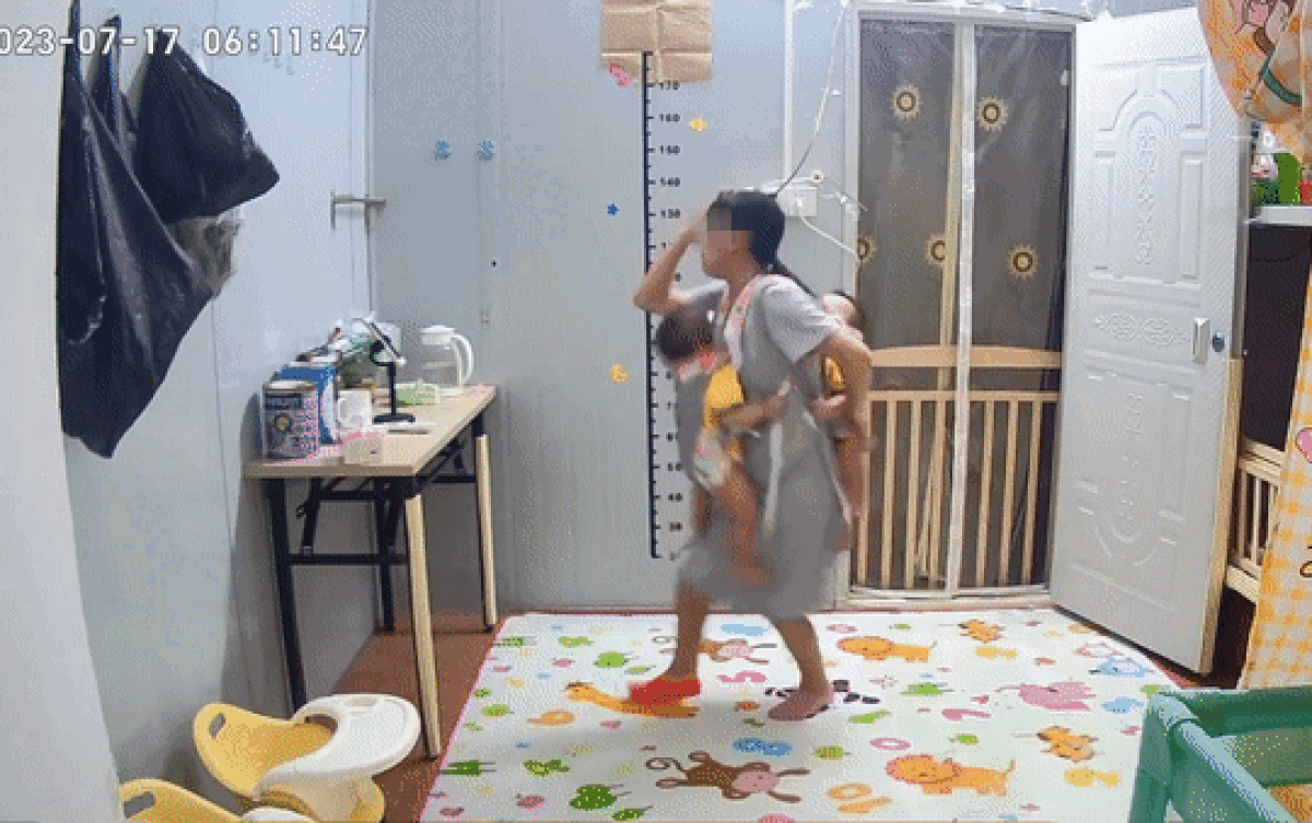 Mẹ trẻ địu 2 con sinh đôi nhảy nhót trong phòng: Ai làm mẹ rồi mới hiểu! Ảnh 2