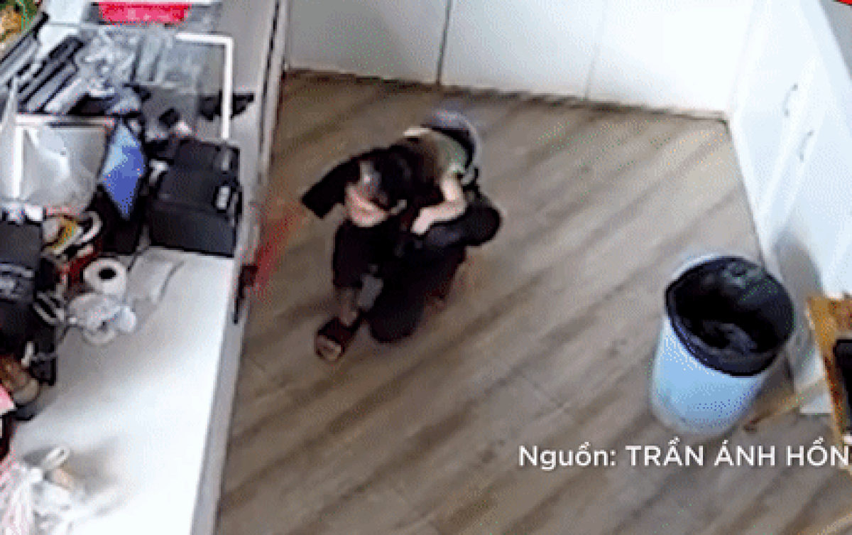 Tuyển mẹ trẻ mang theo con nhỏ làm nhân viên, chủ quán nghẹn ngào khi xem camera Ảnh 2