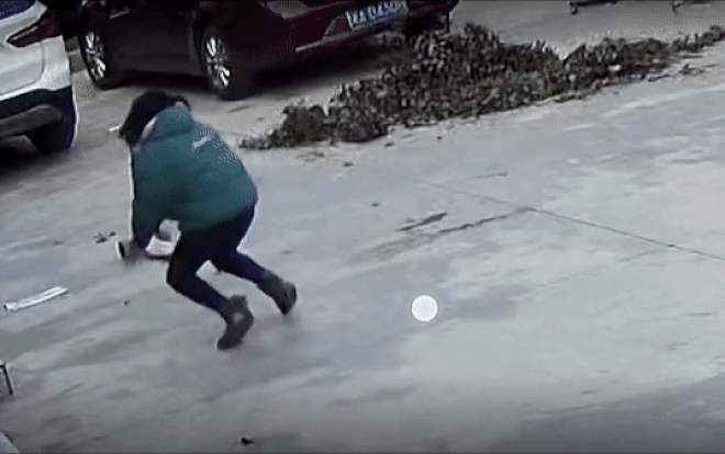 Người phụ nữ phản ứng cực nhanh cứu em bé ngã xuống bậc thềm Ảnh 2