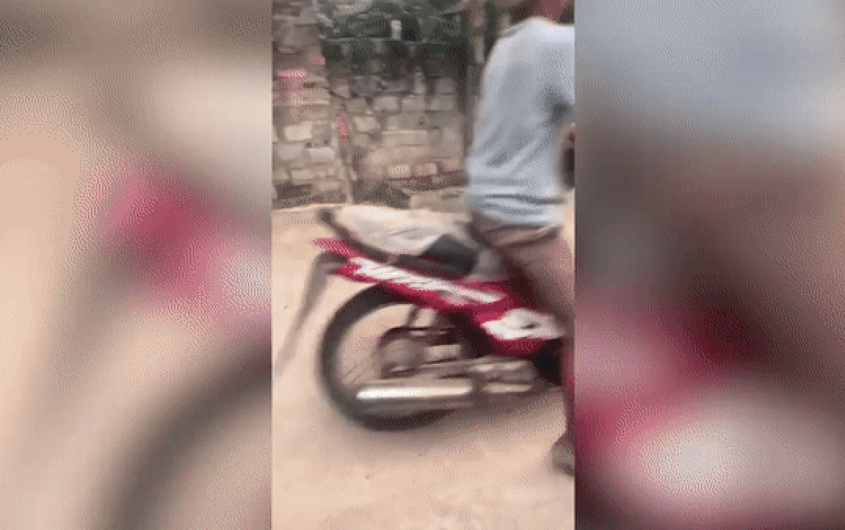 Người đàn ông điều khiển xe máy hỏng tay vặn ga và cái kết 'cười ra nước mắt' Ảnh 2