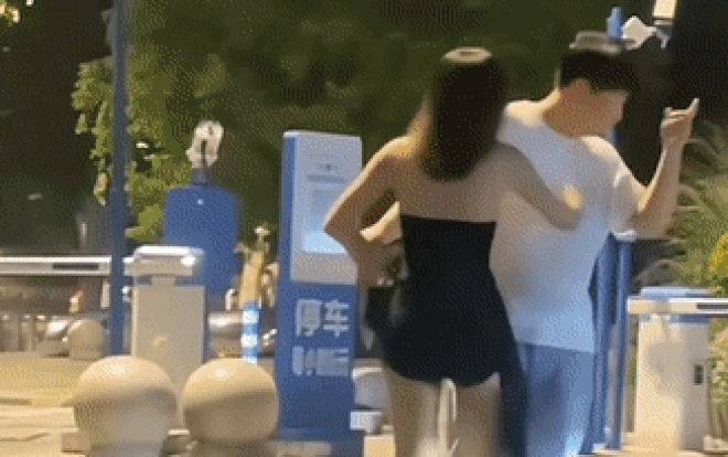 Bị bạn gái tát ngay giữa phố, chàng trai vẫn kiên trì làm 1 điều Ảnh 2