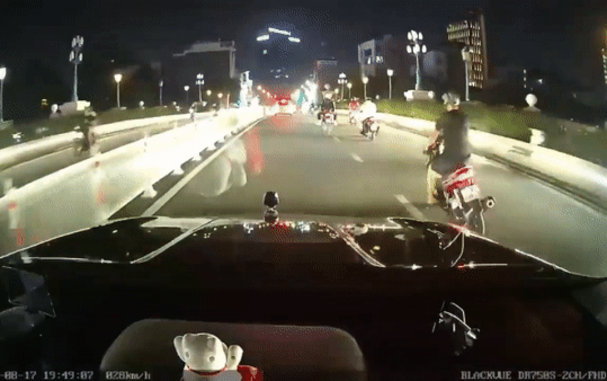 Thanh niên đang lái xe thì ngã nhào, lý do từ thói quen nhiều người mắc phải Ảnh 2