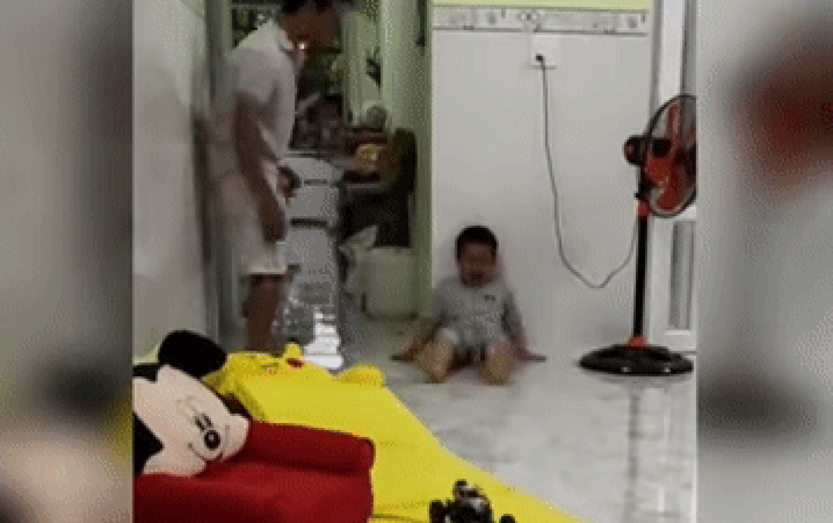 Bị con trai 'ú oà', ông bố tỏ vẻ dửng dưng và cái kết khiến dân mạng cười ngất Ảnh 2