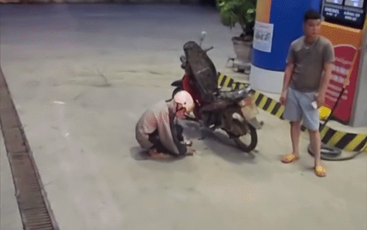 Vừa đổ xăng xong, người đàn ông có hành động khiến ai cũng chạnh lòng Ảnh 2