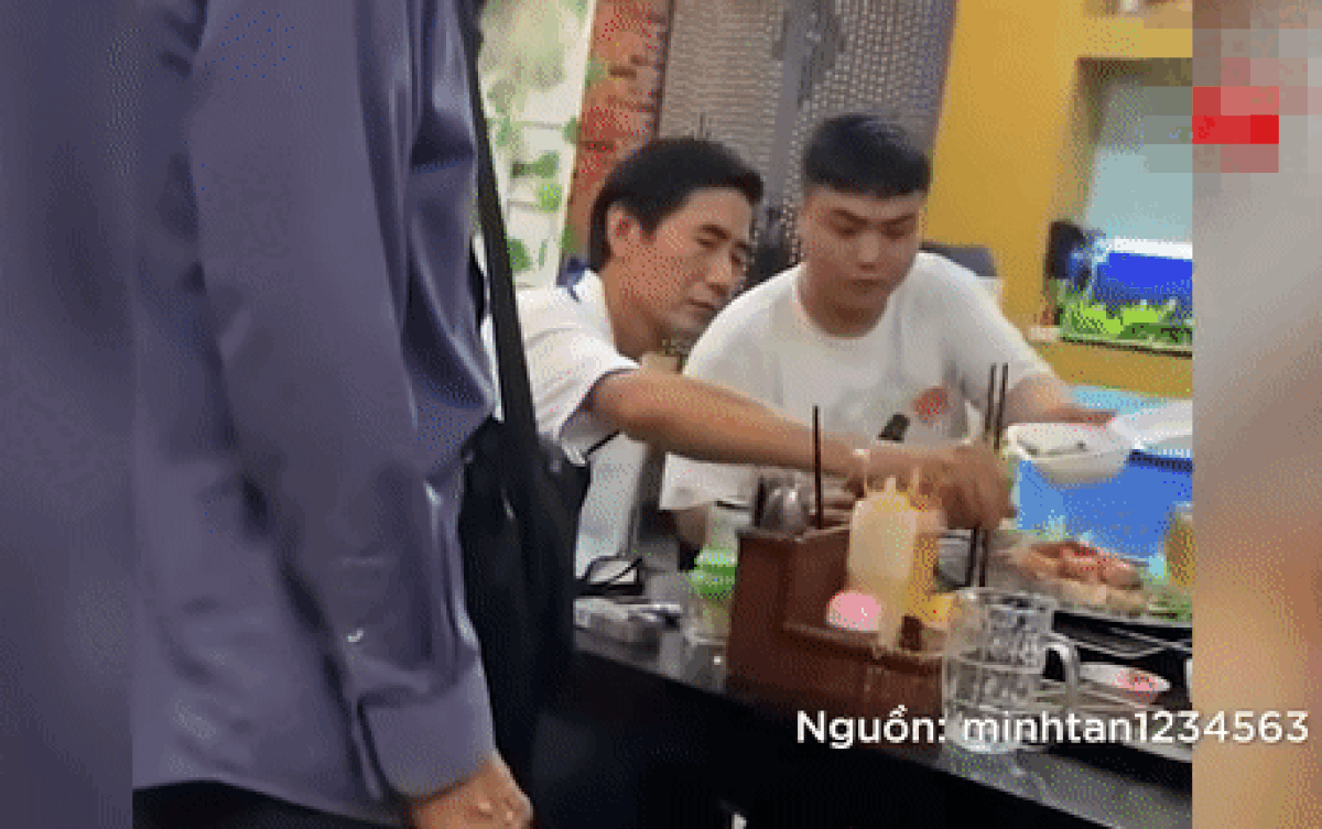 Đang quây quần ăn tối thì cụ ông bán vé số đi vào, cả nhà sốt sắng làm điều này Ảnh 2