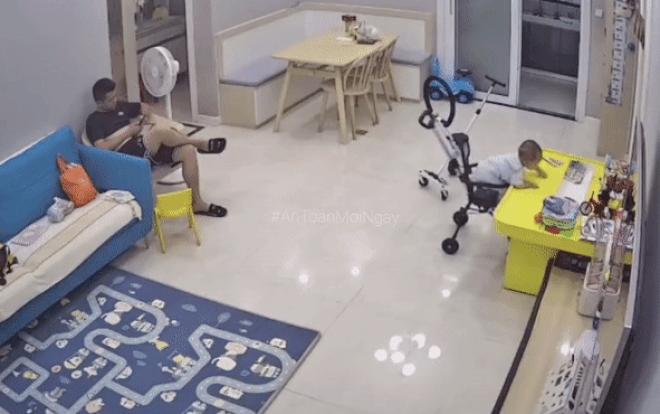 Khoảnh khắc bé trai chới với sắp rơi xuống đất, diễn biến phía sau càng thót tim Ảnh 2