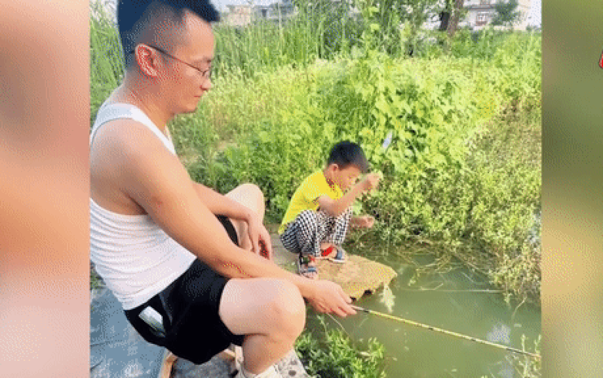 Dẫn con trai đi câu cá, ông bố chỉ biết cười gượng khi nhìn thành quả của con Ảnh 2
