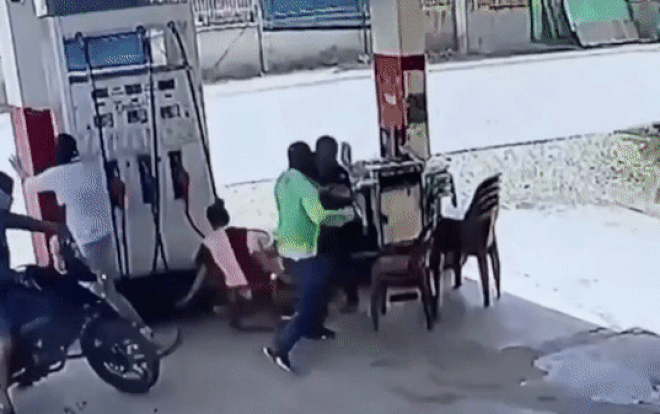 Đuổi đánh 2 tên cướp, người phụ nữ có màn ăn mừng khiến ai cũng bật cười Ảnh 2