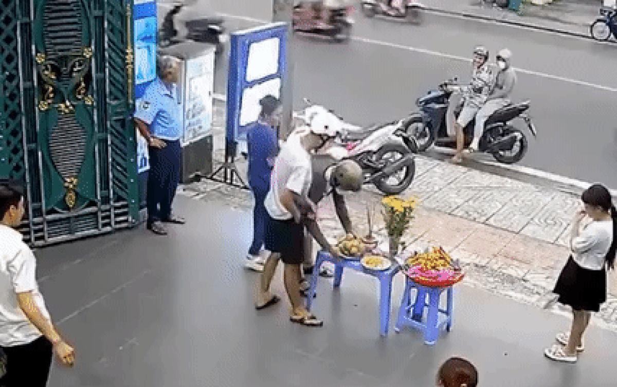 Màn 'giật cô hồn' Rằm tháng 7 được dân tình khen ngợi văn minh, lịch sự Ảnh 2