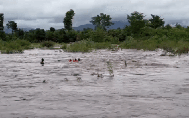 Nghẹt thở khoảnh khắc cứu 2 em nhỏ giữa dòng nước lũ chảy xiết Ảnh 2