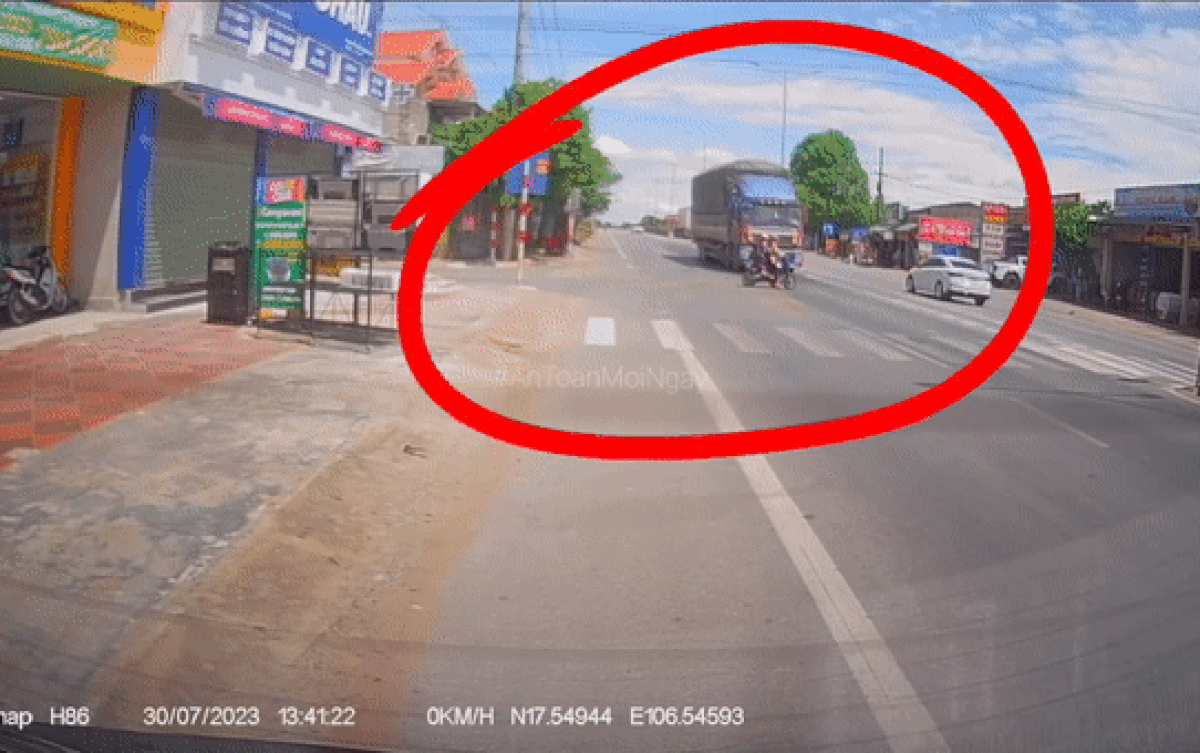 Sang đường khi xe tải đang lao tới, 2 cô gái khiến nhiều người nín thở theo dõi Ảnh 2