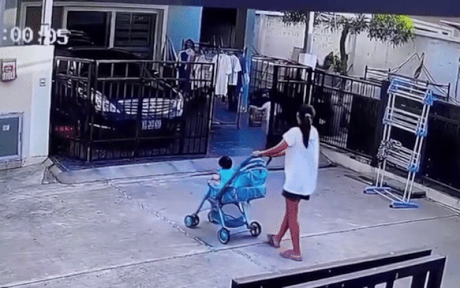 Mẹ phản ứng cực nhanh, cứu con 10 tháng tuổi ngã đập đầu xuống đất Ảnh 2