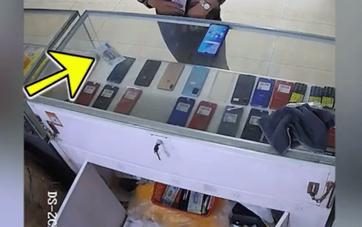 Khách khăng khăng đã trả 500.000 đồng, camera 'rửa oan' cho chủ tiệm điện thoại Ảnh 2