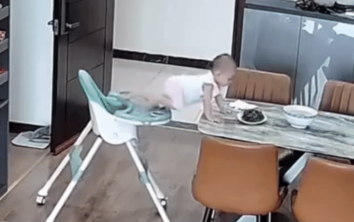 Để con chơi trước bàn ăn một mình, mẹ liền tái mặt sau khi rời đi ít phút Ảnh 2