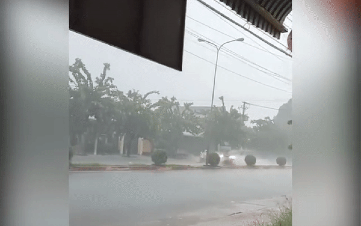 Phóng xe vèo vèo dưới trời mưa, tài xế bị dân mạng mỉa mai: Khoe xe mới mua à? Ảnh 2