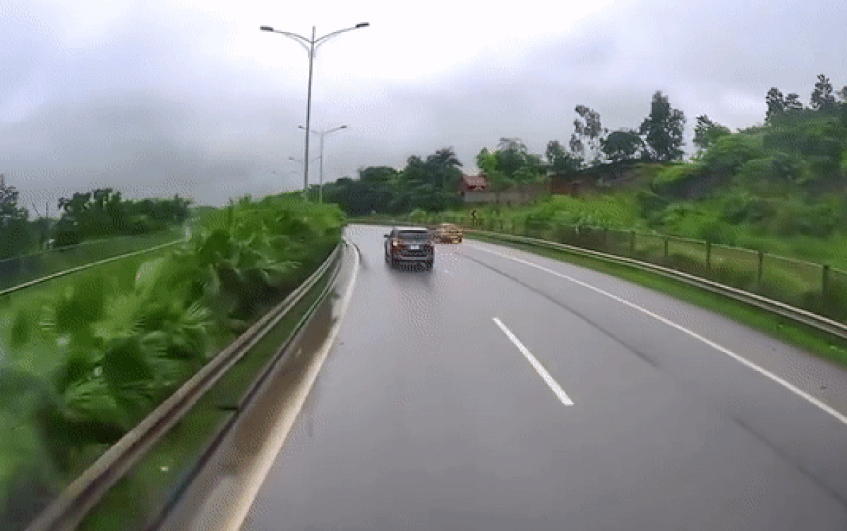 Đột ngột quay xe đi ngược chiều trên cao tốc, tài xế bị 'ném đá' dữ dội Ảnh 2