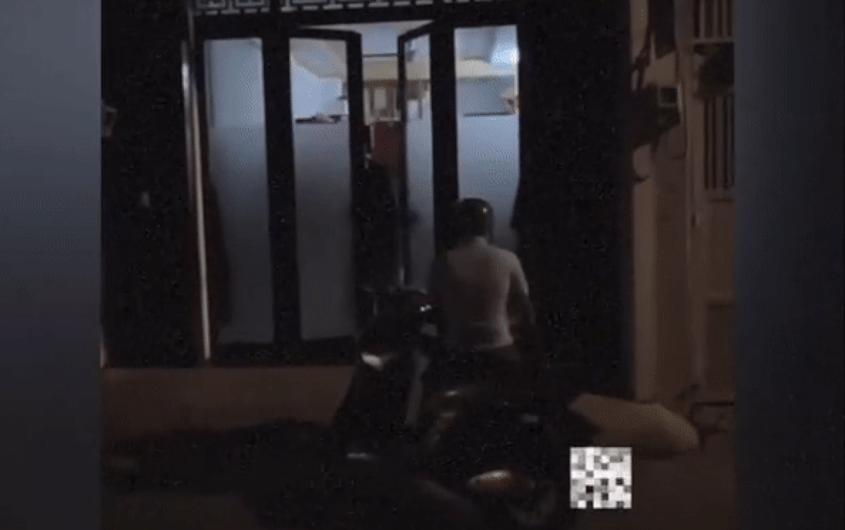 Vừa thấy vợ khi cửa cổng mở ra, chồng run chân bỏ chạy và lý do phía sau Ảnh 2