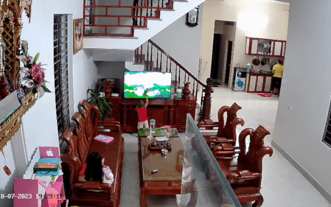 Đánh nhau với kẻ xấu trên tivi, bé trai khiến mẹ 'tái mặt' khi nhìn hiện trường Ảnh 2