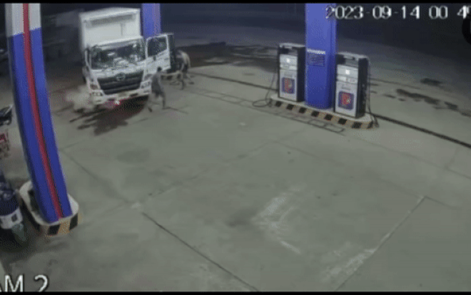 Xe tải bất ngờ bốc cháy giữa trạm xăng, nam nhân viên có màn xử lý tài tình Ảnh 2