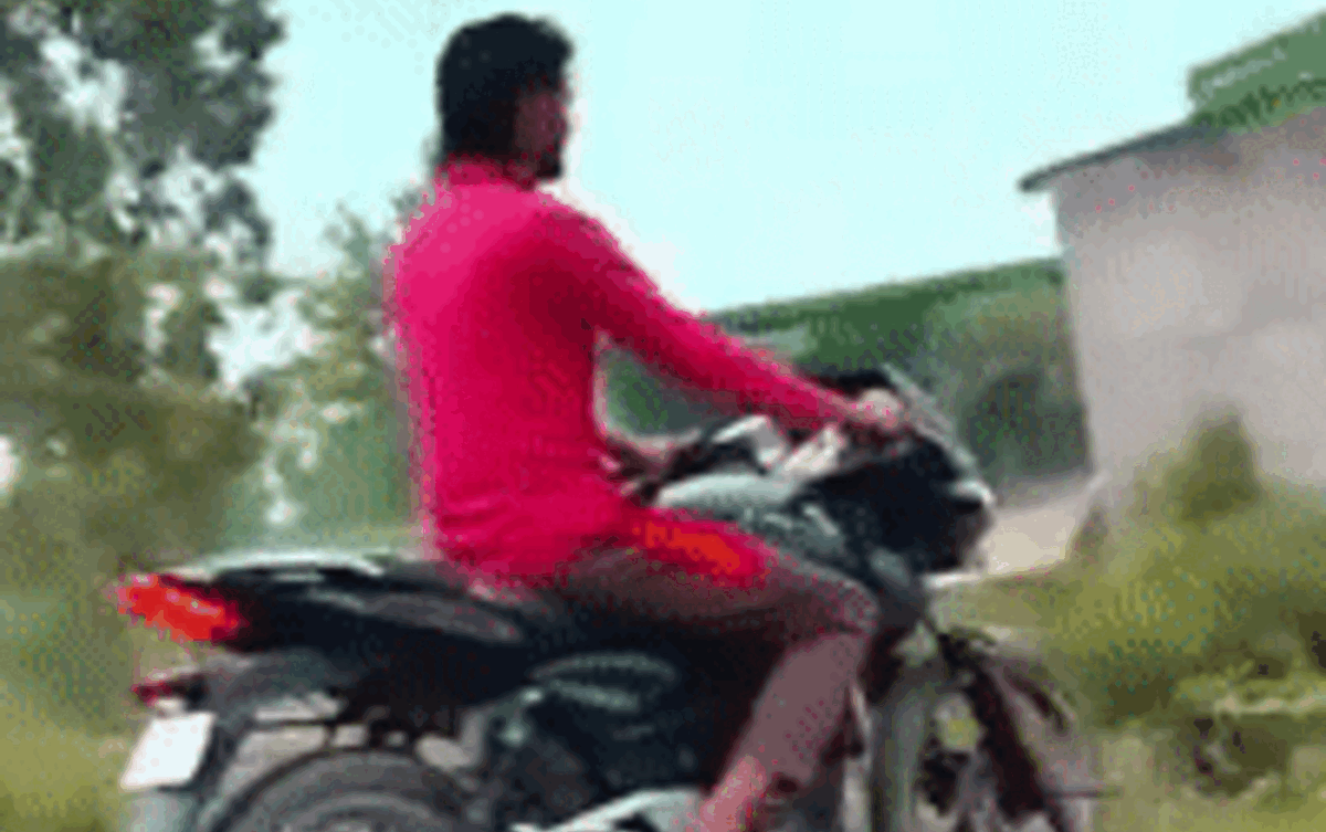 Thanh niên đi xe máy 4 bánh, dân mạng chỉ thắc mắc 1 điều: Xuống xe kiểu gì? Ảnh 2