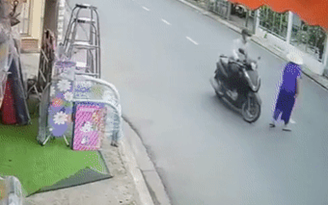 Gặp cướp giữa đường, cụ bà có phản xạ 'cực đỉnh' Ảnh 2