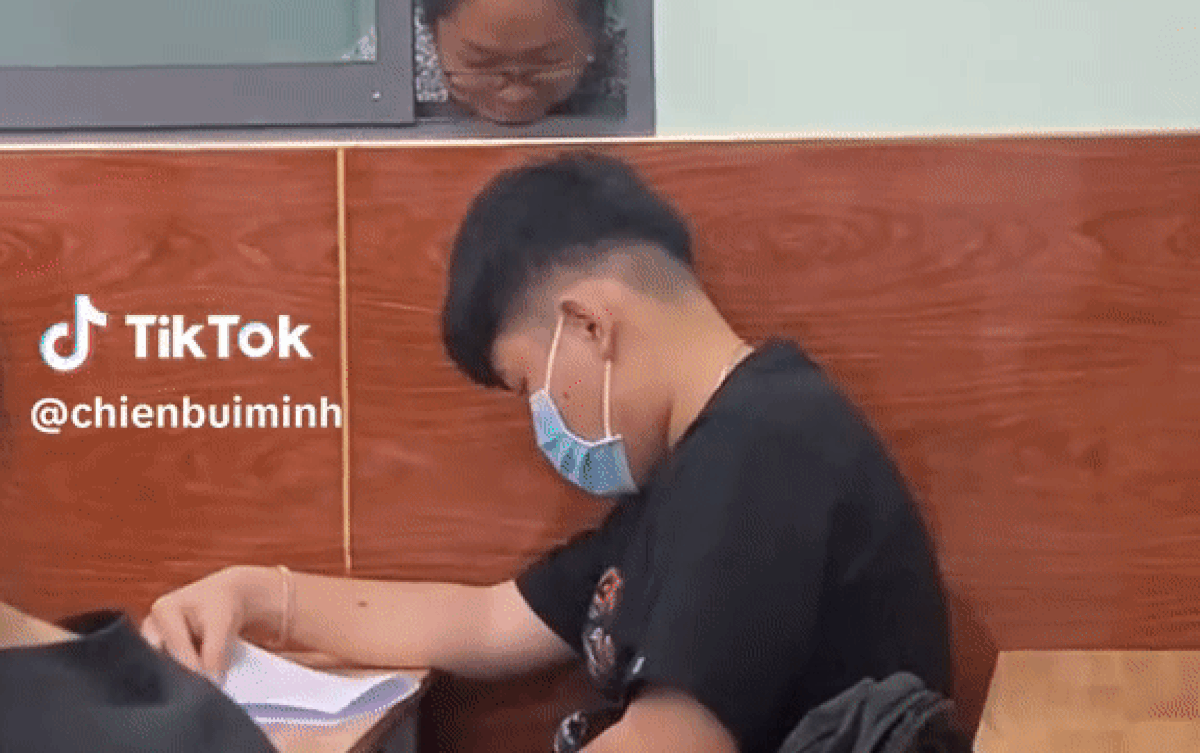 Thấy nam sinh mải mê quay cóp, giám thị chọn vị trí 'bắt quả tang' đầy bất ngờ Ảnh 2
