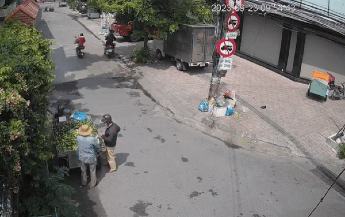 Dừng xe ở ven đường rồi đi mua rau quả, người đàn ông ngớ người lúc quay lại Ảnh 2