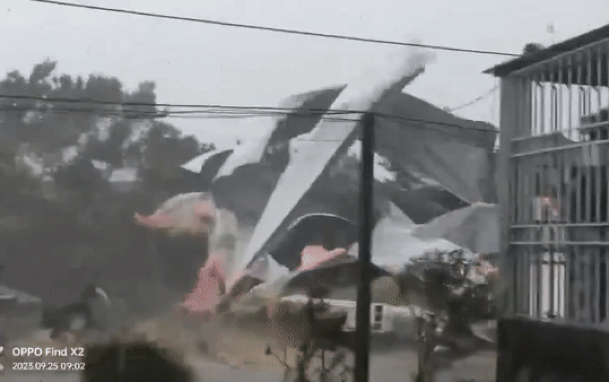 Clip: Khoảnh khắc mưa gió, lốc xoáy giật tung rạp cưới ở Thừa Thiên Huế Ảnh 2