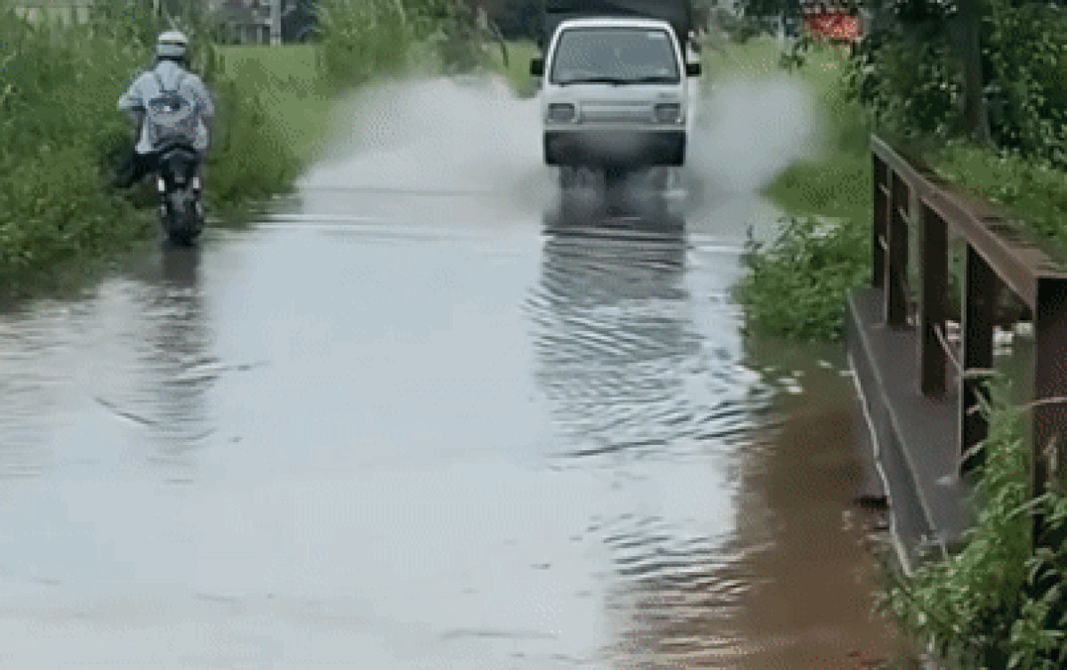 Nam sinh quần áo chỉnh tề gặp cảnh éo le trên đường đi học khiến CĐM đồng cảm Ảnh 2