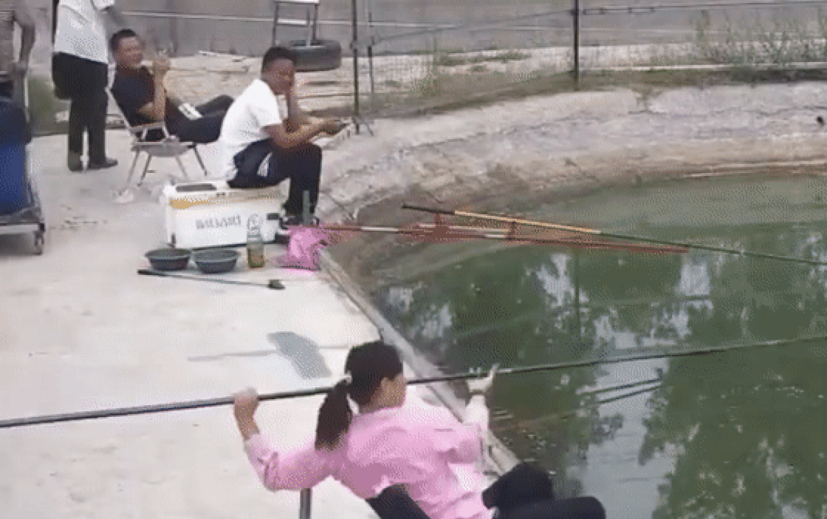 Nhờ vợ ngồi trông cần câu cá, ông chồng được phen mát mặt với đồng đội Ảnh 2