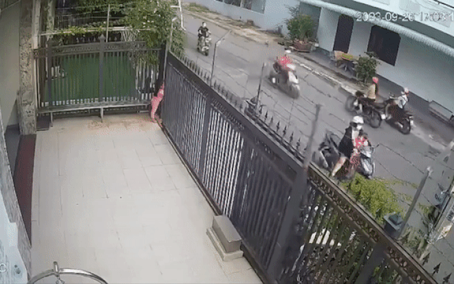 Bé gái hôn mê vì cửa tự động: Clip ghi diễn biến thương tâm, cảnh báo phụ huynh Ảnh 2