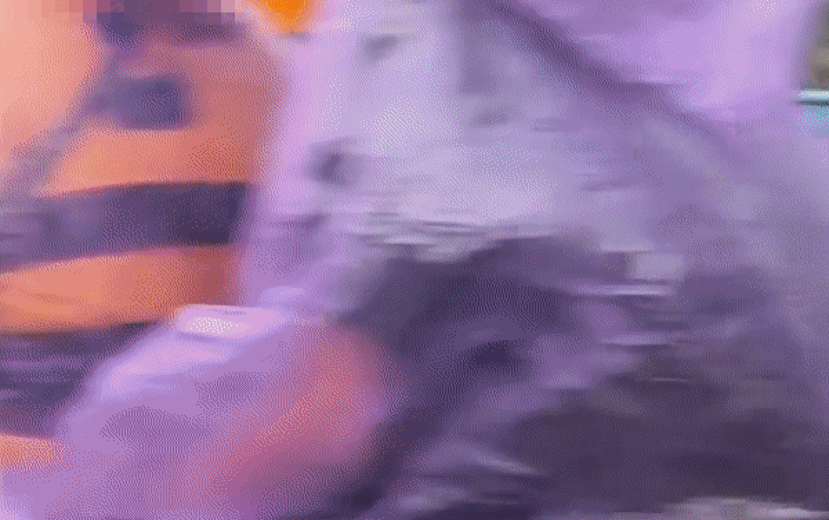 Góc đáng yêu: Mải che mưa cho vợ, cụ ông quên béng đứa cháu trai bồng trên tay Ảnh 2